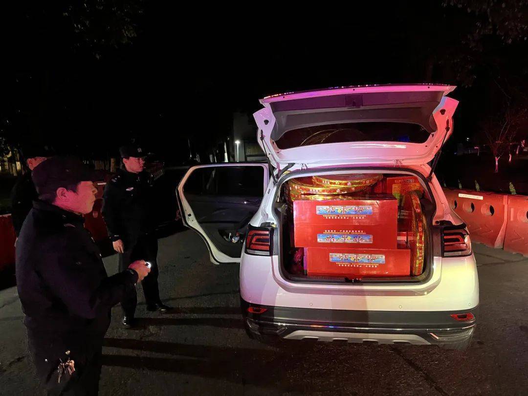 皇冠信用网可以占几成_触目惊心皇冠信用网可以占几成!杭州男子开车被拦下!车厢密密麻麻堆满…