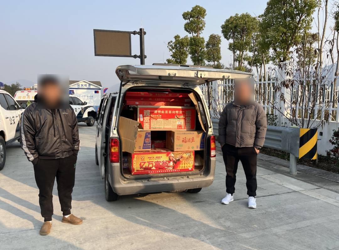 皇冠信用网可以占几成_触目惊心皇冠信用网可以占几成!杭州男子开车被拦下!车厢密密麻麻堆满…