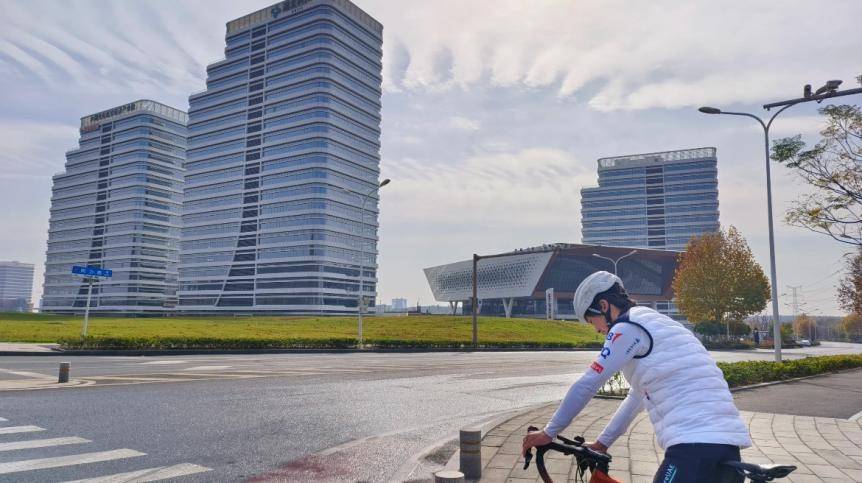 皇冠信用网会员开户_中南财大学生往返骑行90公里看武汉新城:规划挺好皇冠信用网会员开户,路好走,没难度