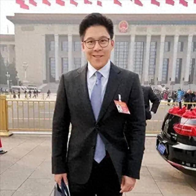 皇冠足球网_霍启刚:我敢不疼老婆吗?那可是拿3000亿继承权换的皇冠足球网!