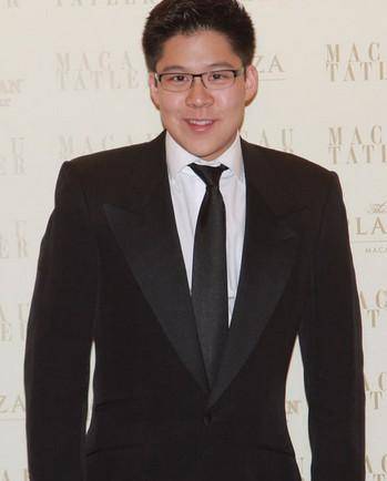 皇冠足球网_霍启刚:我敢不疼老婆吗?那可是拿3000亿继承权换的皇冠足球网!