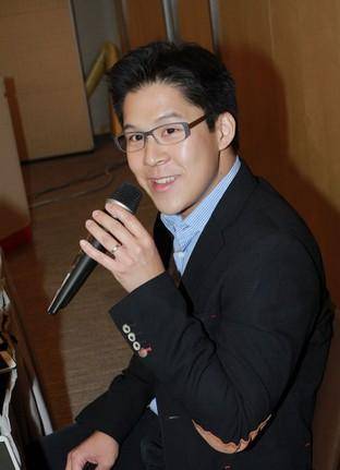 皇冠足球网_霍启刚:我敢不疼老婆吗?那可是拿3000亿继承权换的皇冠足球网!