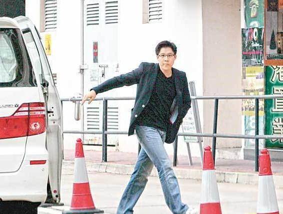 皇冠足球网_霍启刚:我敢不疼老婆吗?那可是拿3000亿继承权换的皇冠足球网!