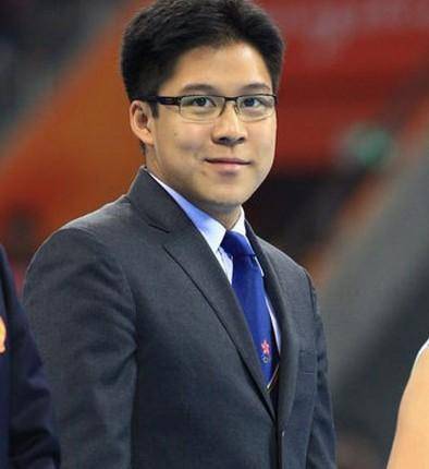 皇冠足球网_霍启刚:我敢不疼老婆吗?那可是拿3000亿继承权换的皇冠足球网!