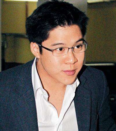 皇冠足球网_霍启刚:我敢不疼老婆吗?那可是拿3000亿继承权换的皇冠足球网!