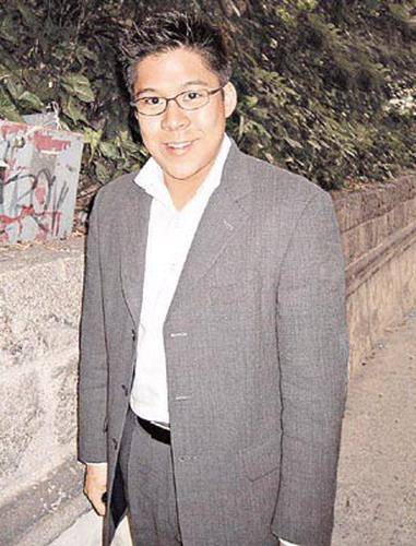 皇冠足球网_霍启刚:我敢不疼老婆吗?那可是拿3000亿继承权换的皇冠足球网!