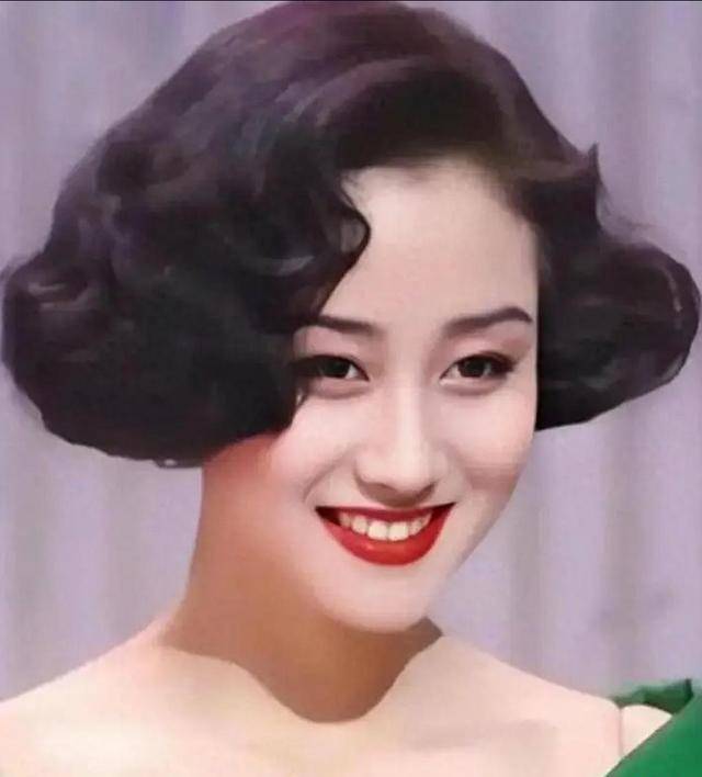 皇冠足球注册_利智算不算顶级大美人皇冠足球注册?看看她和关之琳、翁虹的合照就知道了