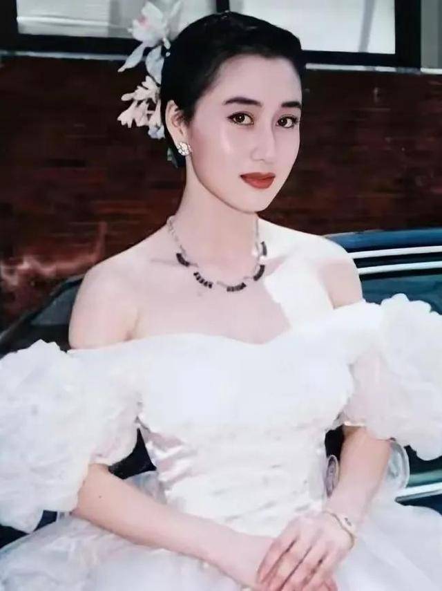 皇冠足球注册_利智算不算顶级大美人皇冠足球注册?看看她和关之琳、翁虹的合照就知道了