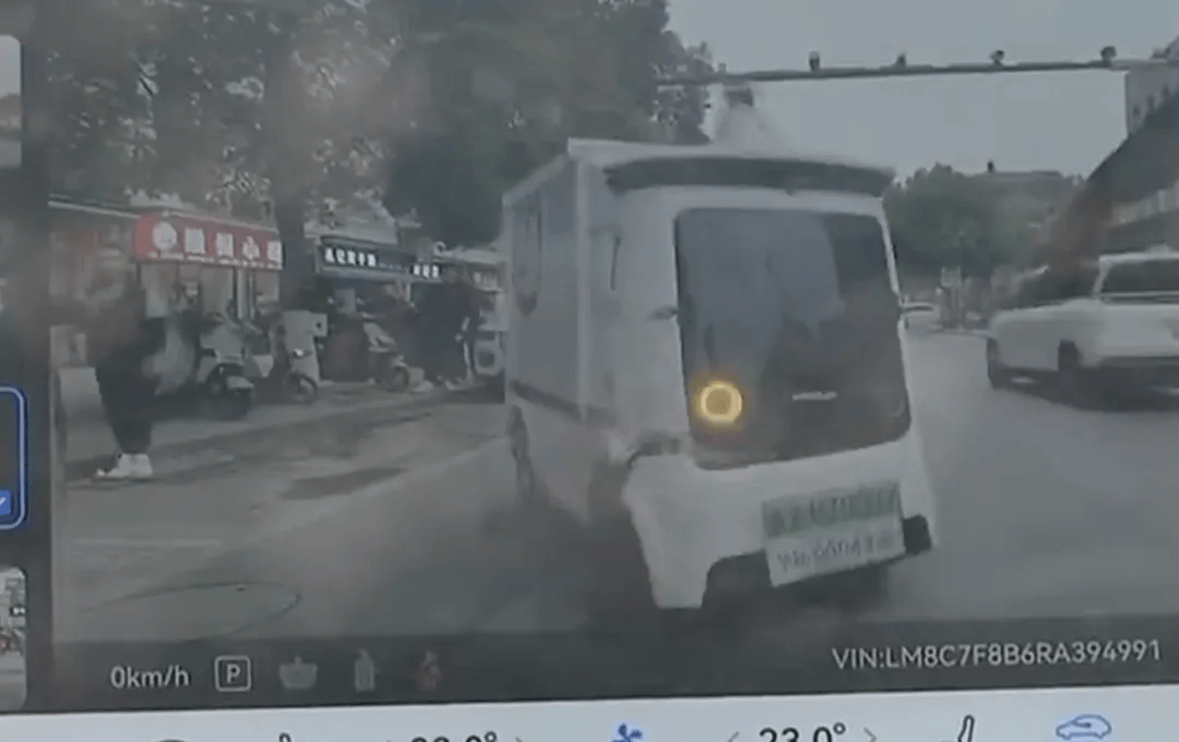 皇冠信用网足球代理_新车被无人快递车撞了个大坑皇冠信用网足球代理,到底是谁的责任?网友吵翻了……