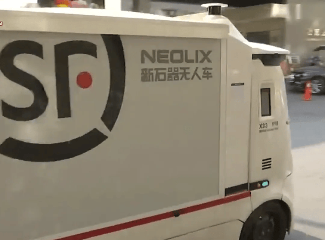 皇冠信用网足球代理_新车被无人快递车撞了个大坑皇冠信用网足球代理,到底是谁的责任?网友吵翻了……