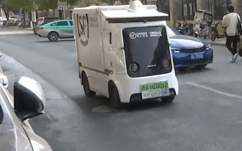 皇冠信用网足球代理_新车被无人快递车撞了个大坑皇冠信用网足球代理,到底是谁的责任?网友吵翻了……