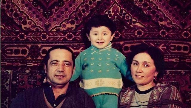 皇冠信用网正版_尼格买提:事业不顺皇冠信用网正版,婚姻崩溃后,母亲又身患重病,人生将如何?