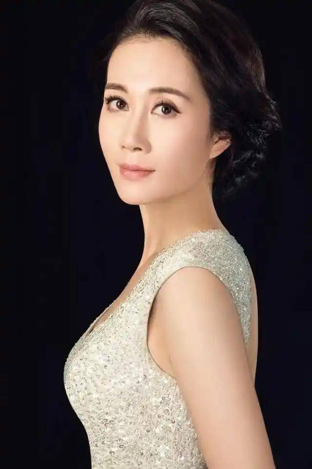 皇冠集团_著名演员温峥嵘:长得漂亮戏也好皇冠集团,为人低调不张扬,追求平淡生活