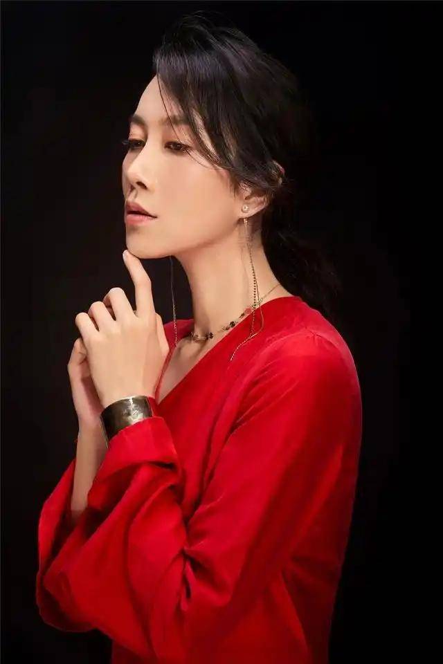 皇冠集团_著名演员温峥嵘:长得漂亮戏也好皇冠集团,为人低调不张扬,追求平淡生活