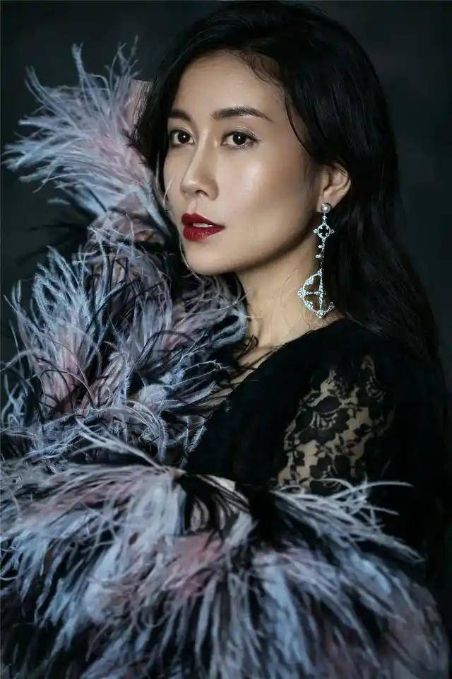 皇冠集团_著名演员温峥嵘:长得漂亮戏也好皇冠集团,为人低调不张扬,追求平淡生活