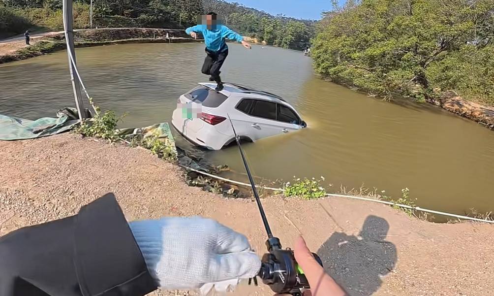 hg0088 手机登录_钓鱼佬立大功hg0088 手机登录!深圳一路亚钓友将落水车辆“钓”到岸边:借助了浮力和风力