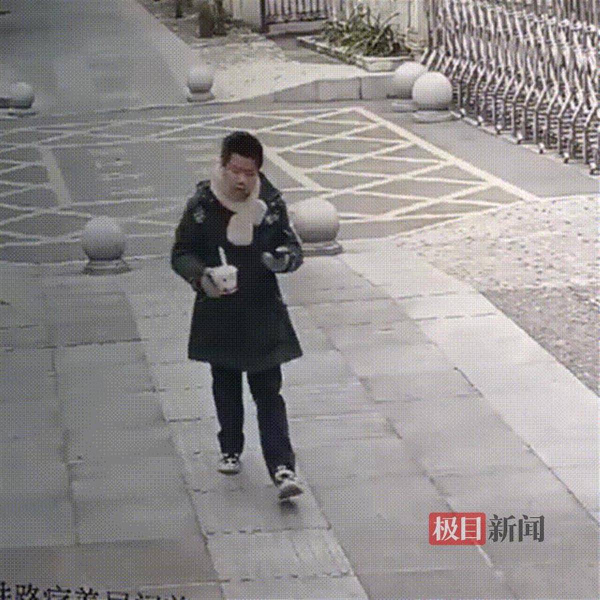 ag.hg0088皇冠_湖北咸宁一学生放学路上捡到手机交给警方ag.hg0088皇冠,民警和失主进校给他送“大礼包”