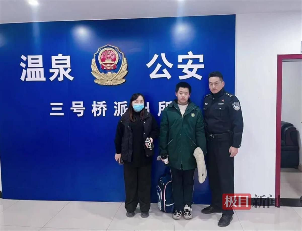 ag.hg0088皇冠_湖北咸宁一学生放学路上捡到手机交给警方ag.hg0088皇冠,民警和失主进校给他送“大礼包”