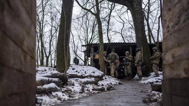 皇冠足球_敢逃跑就炸飞皇冠足球?乌军讲述战场惨烈一幕:必经之路上布满地雷