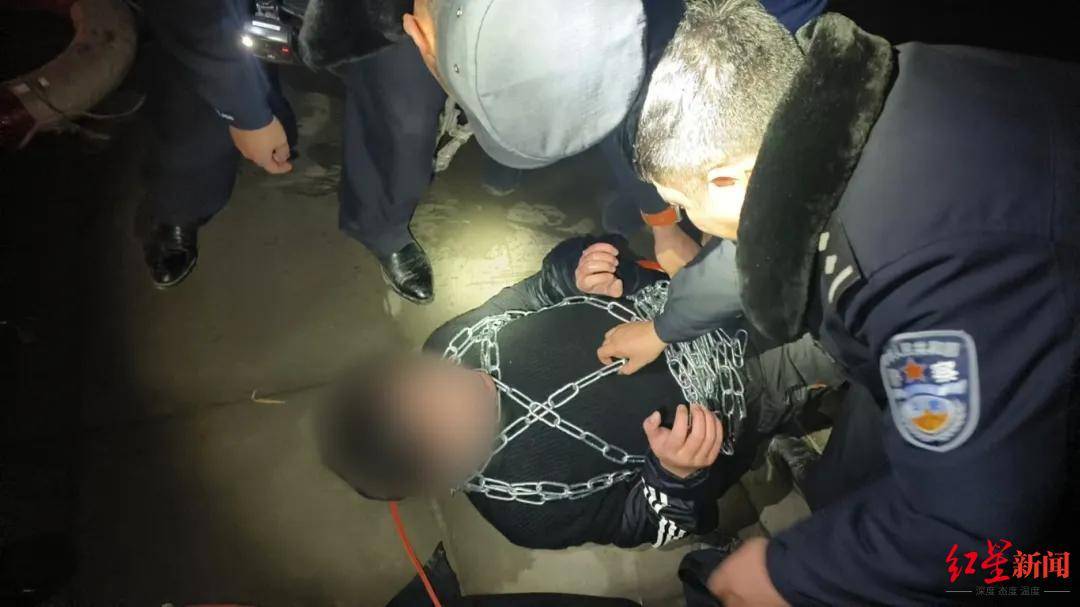 皇冠体育网_男子酒后身缠40多斤铁链跳江轻生皇冠体育网,民警及时赶到将他救起送医