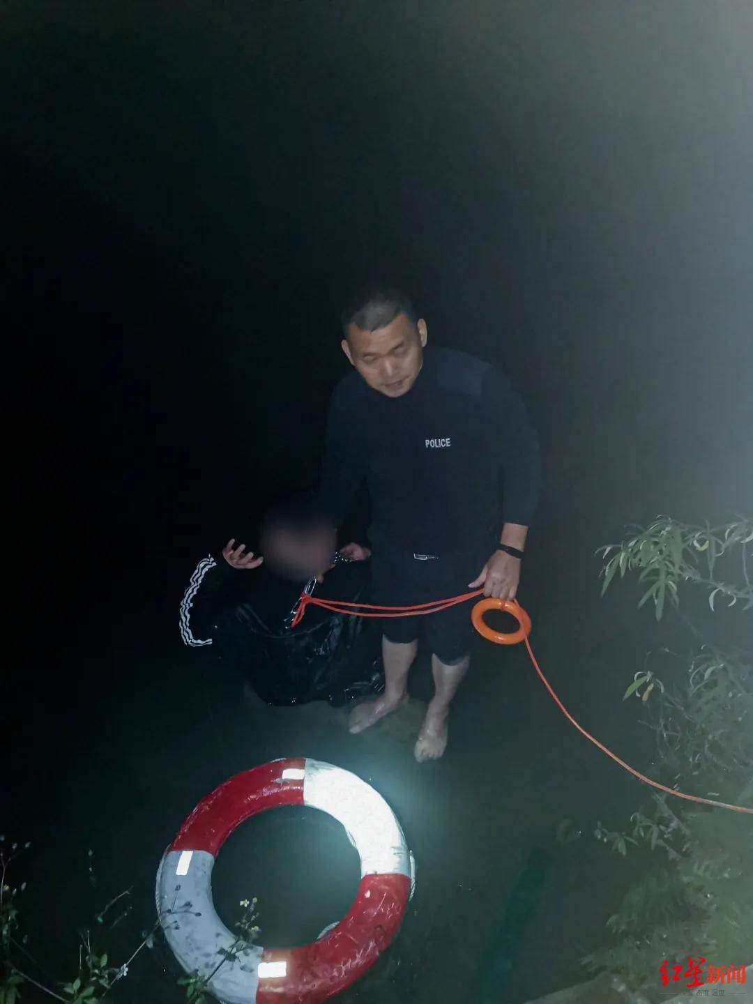 皇冠体育网_男子酒后身缠40多斤铁链跳江轻生皇冠体育网,民警及时赶到将他救起送医