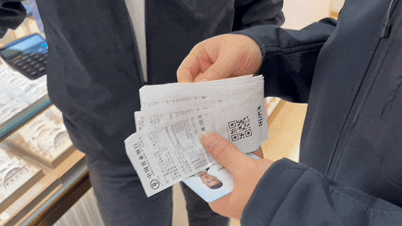 皇冠信用最新地址_男子买3条大金链皇冠信用最新地址,竟掏出28张付款码!警方调查发现全国各地都有受害人