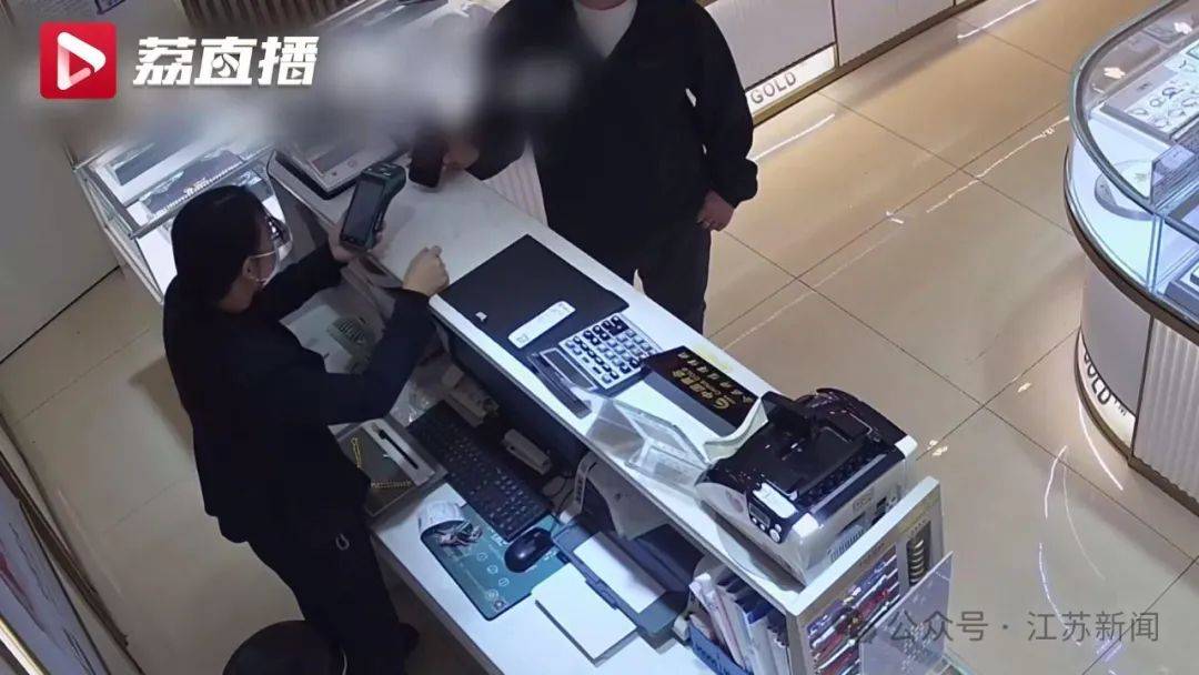 皇冠信用最新地址_男子买3条大金链皇冠信用最新地址,竟掏出28张付款码!警方调查发现全国各地都有受害人