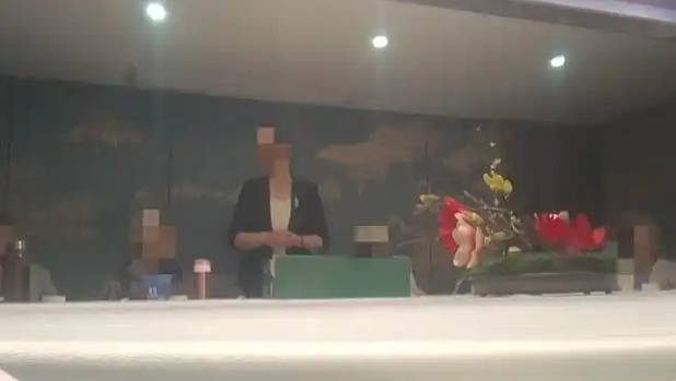 皇冠mos022_揭秘保健品坑人骗局:成本11.5卖五千皇冠mos022,采取对老人“人盯人”模式