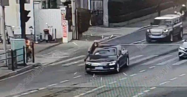 皇冠代理如何注册_上海突发!轿车疾驰而来皇冠代理如何注册,加速过弯,带倒骑车女子,警方:司机全责