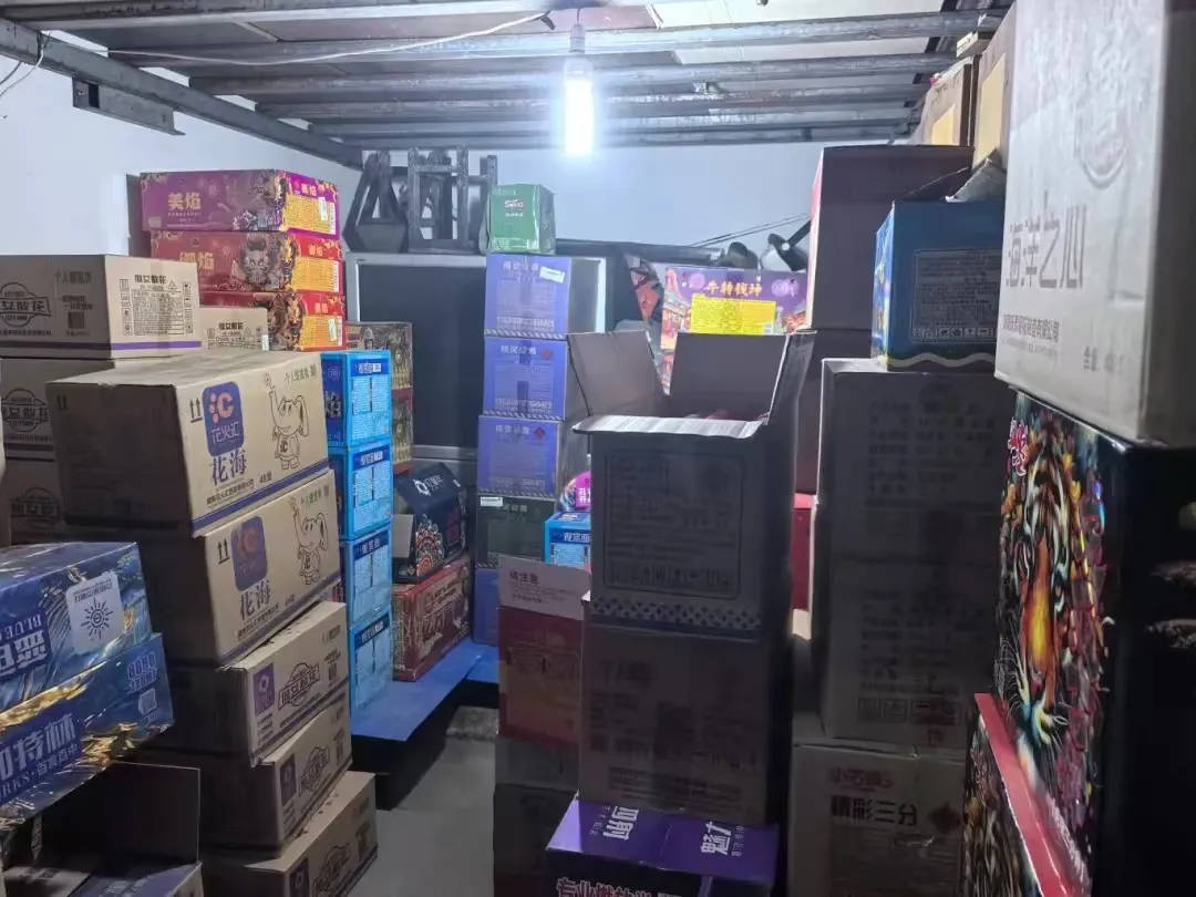 皇冠代理如何注册_杭州郑某家中突然被抓!465箱皇冠代理如何注册,密密麻麻……