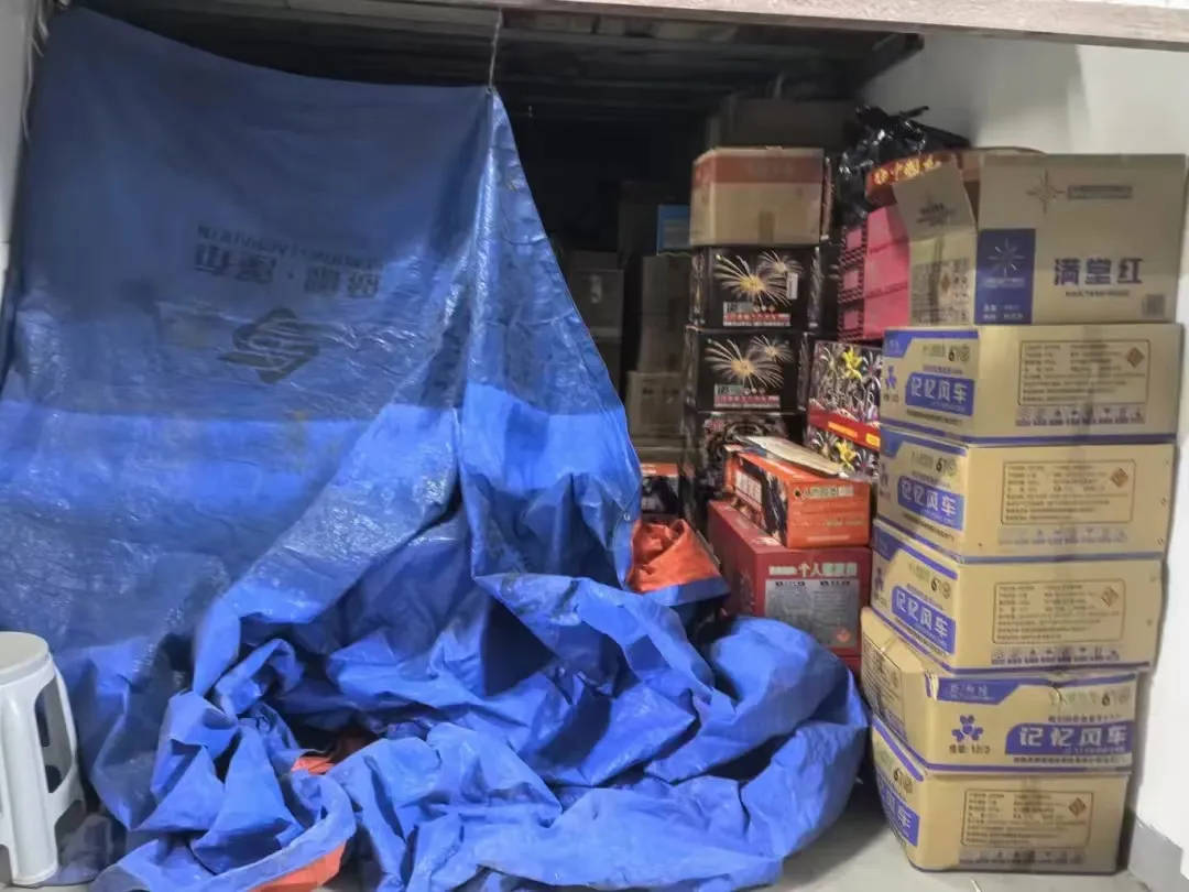 皇冠代理如何注册_杭州郑某家中突然被抓!465箱皇冠代理如何注册,密密麻麻……