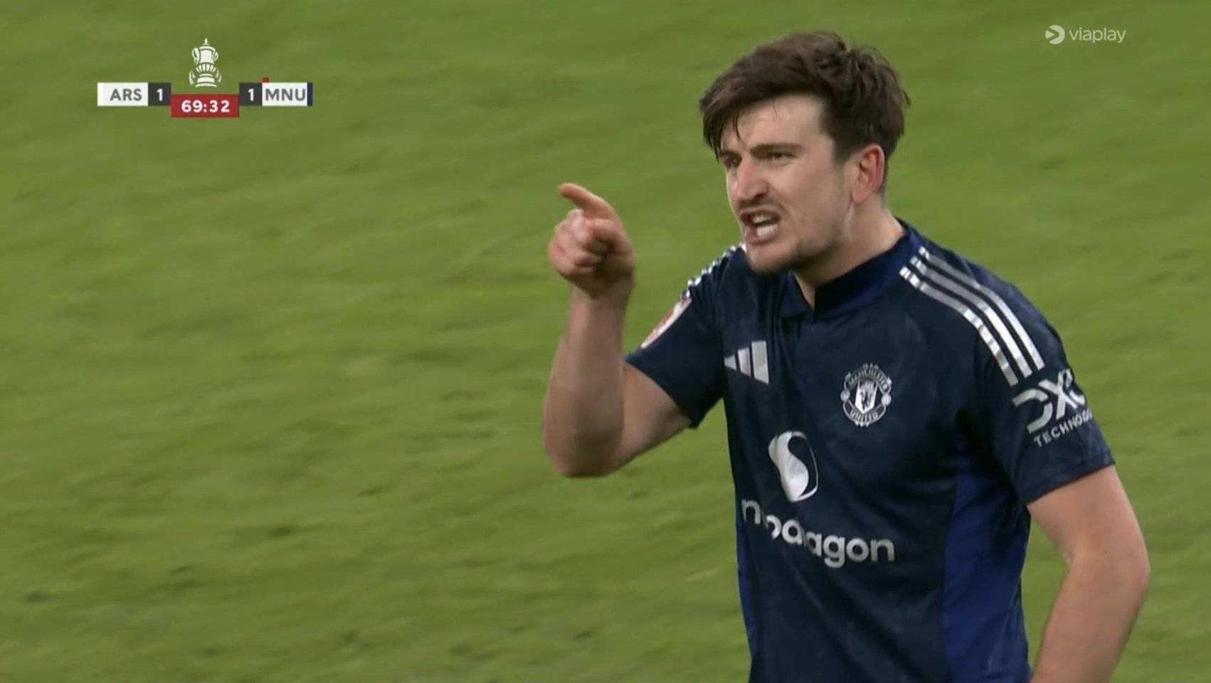 皇冠手机登录网址_暴怒马奎尔怒斥哈弗茨和裁判皇冠手机登录网址,拉都拉不住最后无奈地笑了