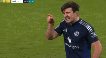 皇冠手机登录网址_暴怒马奎尔怒斥哈弗茨和裁判皇冠手机登录网址,拉都拉不住最后无奈地笑了