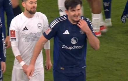 皇冠手机登录网址_暴怒马奎尔怒斥哈弗茨和裁判皇冠手机登录网址,拉都拉不住最后无奈地笑了