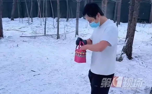 皇冠体育公司_“深圳短袖哥”火了皇冠体育公司!零下30°C穿着短袖游东北!不要模仿