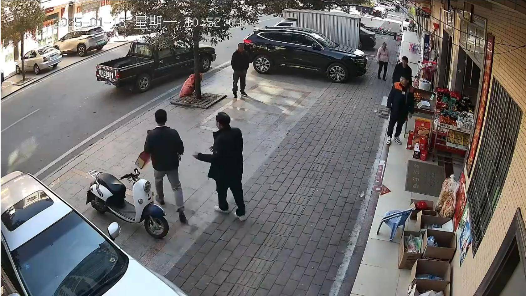 皇冠官网网址_执法人员被指“白拿”商户商品皇冠官网网址,反映人称已收到其付款;广东茂名沙院镇:整治出店经营无果,想“吓唬”商户