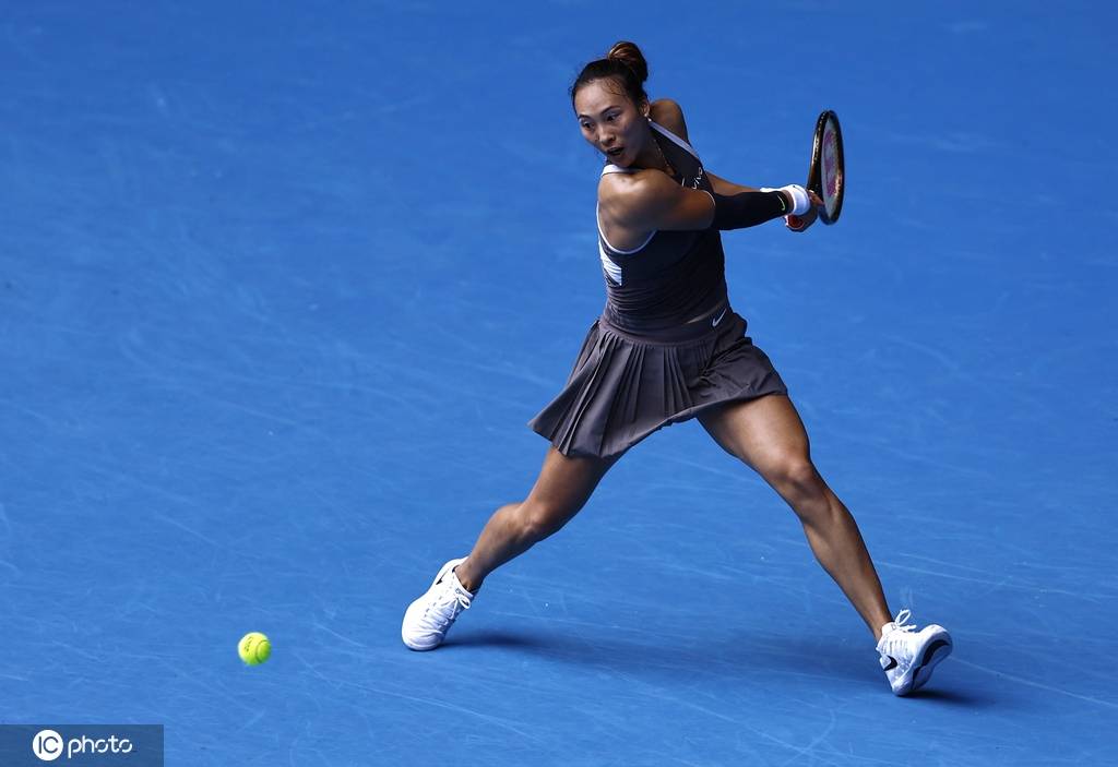 皇冠代理注册网址_爆冷皇冠代理注册网址!郑钦文0-2遭36岁德国老将横扫 止步澳网次轮