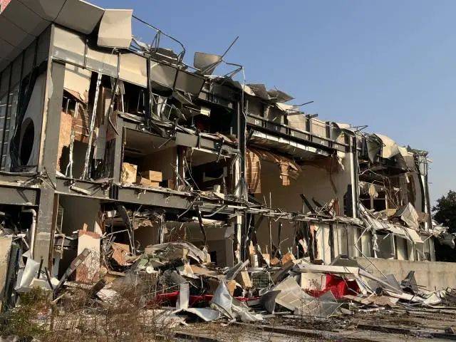 香港皇冠盘口_挖掘机凌晨破门!深圳一价值千万售楼处遭破坏香港皇冠盘口,警方抓获两人