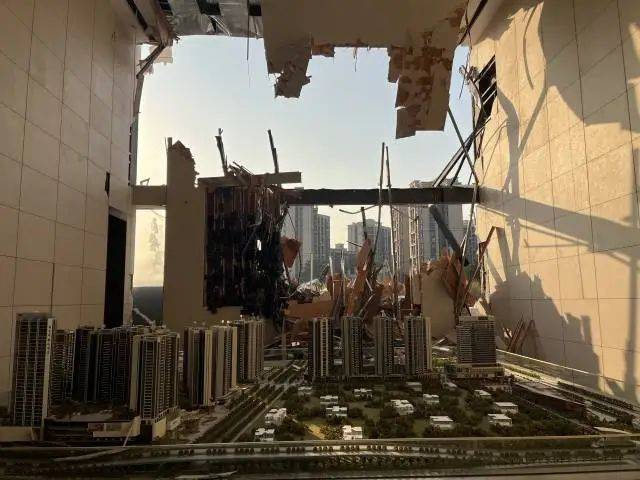 香港皇冠盘口_挖掘机凌晨破门!深圳一价值千万售楼处遭破坏香港皇冠盘口,警方抓获两人