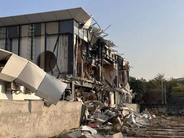 香港皇冠盘口_挖掘机凌晨破门!深圳一价值千万售楼处遭破坏香港皇冠盘口,警方抓获两人