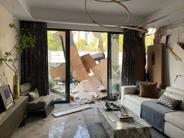 香港皇冠盘口_挖掘机凌晨破门!深圳一价值千万售楼处遭破坏香港皇冠盘口,警方抓获两人