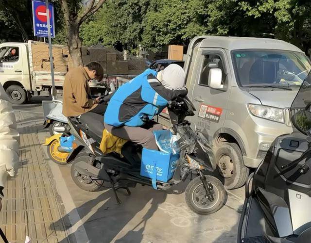 皇冠信用_骑手午休时将脚放进外卖保温箱皇冠信用?涉事平台:核实后将永久封禁