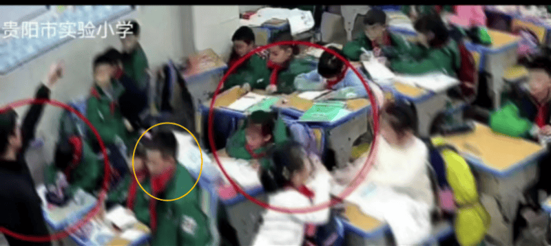 皇冠体育正网_8岁女生教室内遭多名同学欺凌殴打皇冠体育正网,班主任在讲台低头改作业