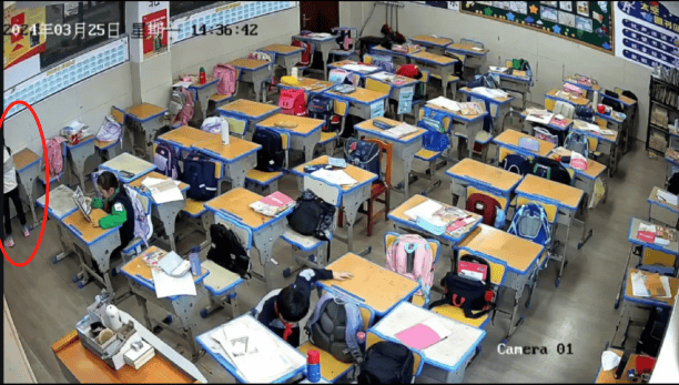 皇冠体育正网_8岁女生教室内遭多名同学欺凌殴打皇冠体育正网,班主任在讲台低头改作业