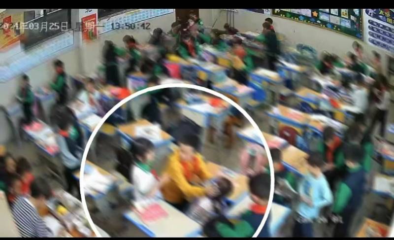 皇冠体育正网_8岁女生教室内遭多名同学欺凌殴打皇冠体育正网,班主任在讲台低头改作业