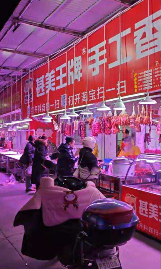 皇冠信用盘账号_武汉“香肠一条街”灌肠涨价皇冠信用盘账号,商家仍从半夜忙到晚上,有公司花几十万元买肠