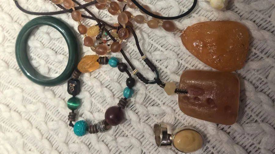 奥运会足球比赛_上海一少女为要零花钱奥运会足球比赛,将百万珠宝超低价卖给花鸟市场