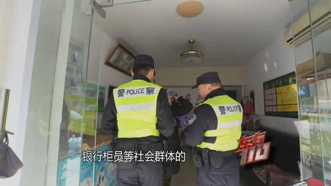 皇冠信用额度_上海阿姨145万现金平铺在沙发上皇冠信用额度,警察傻眼:竟要给陌生人拿走?