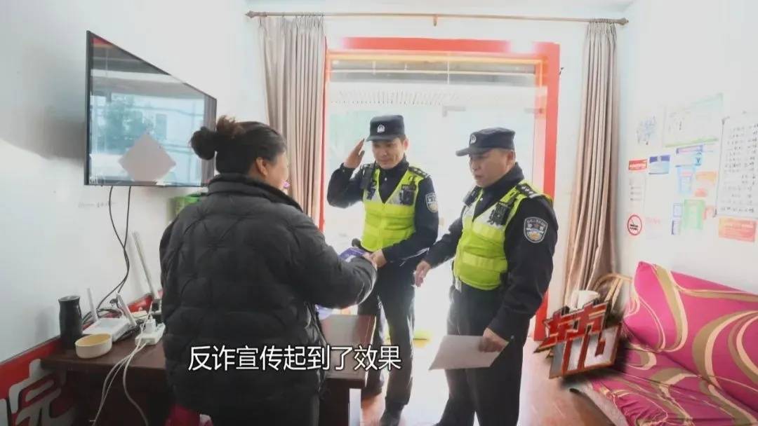 皇冠信用额度_上海阿姨145万现金平铺在沙发上皇冠信用额度,警察傻眼:竟要给陌生人拿走?