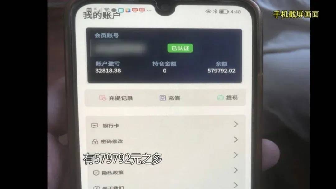 皇冠信用额度_上海阿姨145万现金平铺在沙发上皇冠信用额度,警察傻眼:竟要给陌生人拿走?
